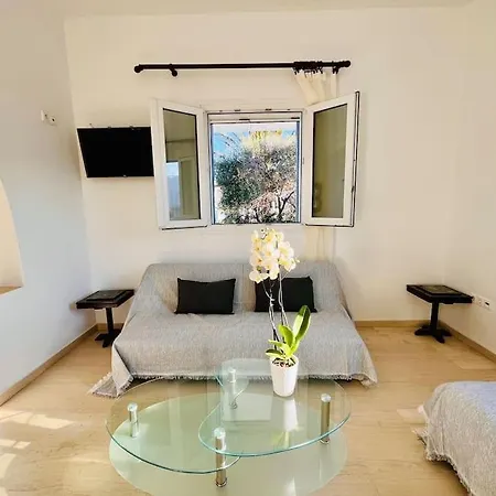 Serenity House אורנוס